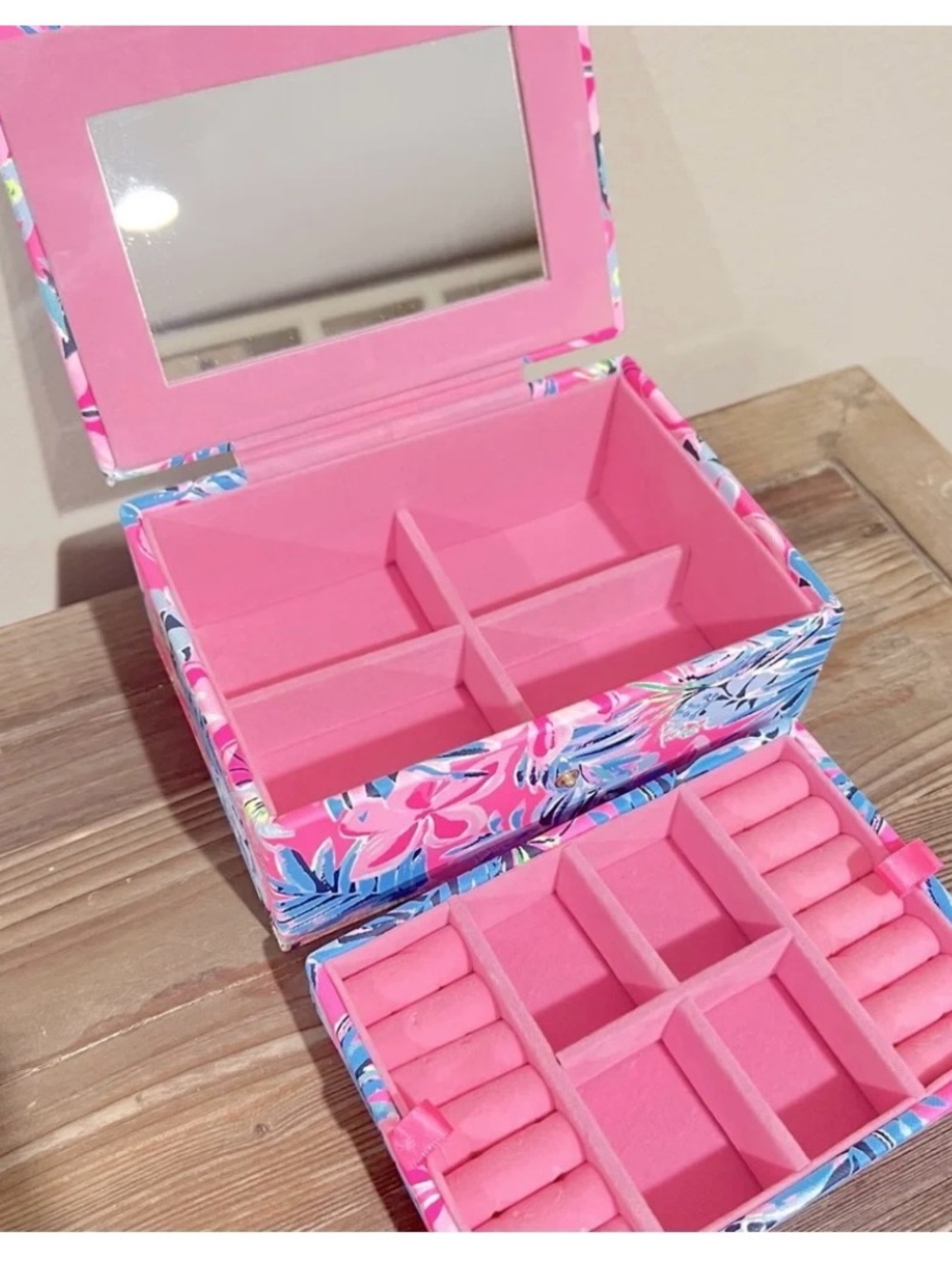 NWT—-Lilly Pulitzer Cockatoo Pretty in Pink Jewelry Box - Picture 4 of 8